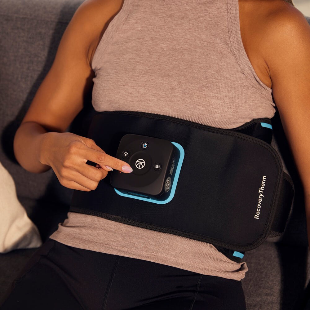 woman using the therabody recoverytherm back 